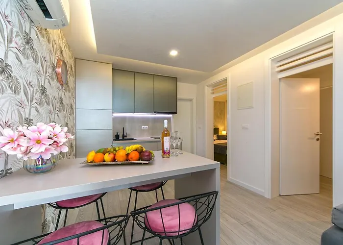 Noemi * מאקרסקה